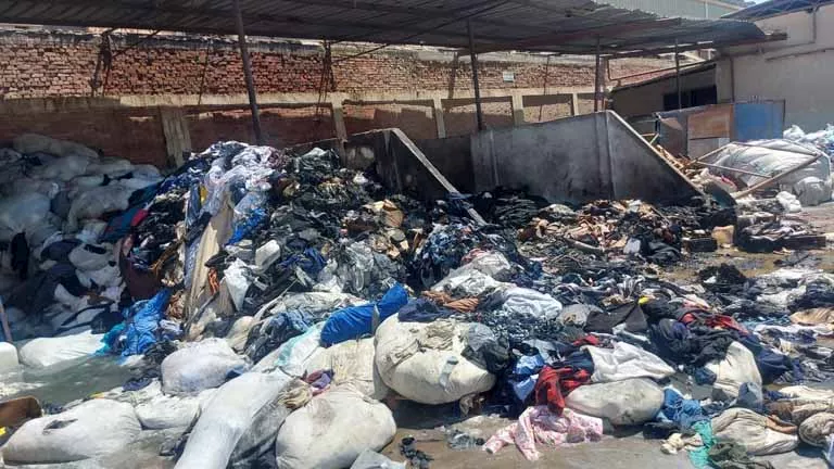 نقدم لكم الصور الأولى لتداعيات حريق في مستودع بالمنطقة الصناعية في الإسماعيلية. نقدم لكم الصور الأولى لتداعيات حريق في مستودع بالمنطقة الصناعية في الإسماعيلية.