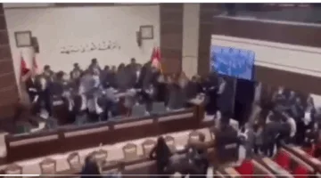 نُسِفَت العلاقات: مشاجرات عنيفة بين النواب في البرلمان العراقي باستخدام الأحذية | فيديو
