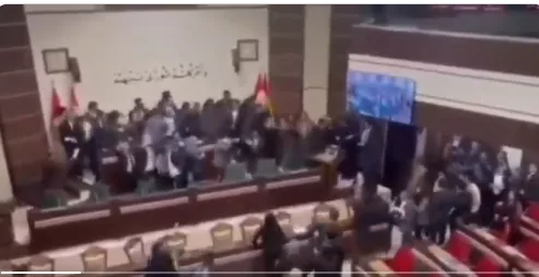 نُسِفَت العلاقات: مشاجرات عنيفة بين النواب في البرلمان العراقي باستخدام الأحذية | فيديو نُسِفَت العلاقات: مشاجرات عنيفة بين النواب في البرلمان العراقي باستخدام الأحذية | فيديو