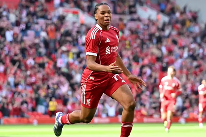 هدف رائع جديد لنجوم ليفربول من منتصف الملعب. هدف رائع جديد لنجوم ليفربول من منتصف الملعب.