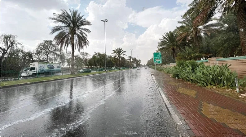 هطول أمطار غزيرة في جازان حتى الساعة 10 مساءً