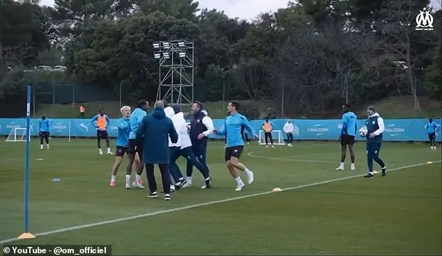وثائقي عن مرسيليا يكشف عن مشادة بين المدرب واللاعب وثائقي عن مرسيليا يكشف عن مشادة بين المدرب واللاعب