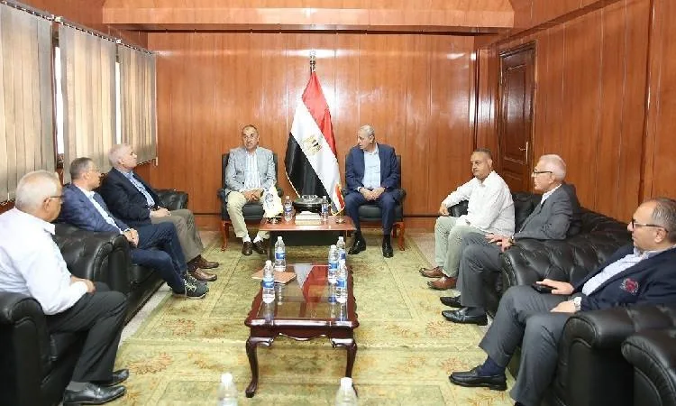 وزير الأعمال العامة يجتمع مع محافظ الغربية ونواب المجلس وزير الأعمال العامة يجتمع مع محافظ الغربية ونواب المجلس