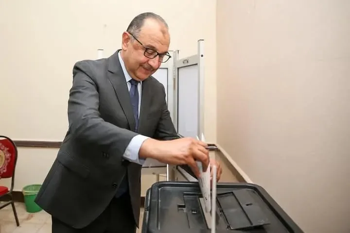 وزير الأعمال العامة يُشارك في انتخابات مجلس الشيوخ بالتجمع الخامس