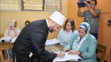 وزير الأوقاف يشارك في انتخابات مجلس الشيوخ ويدعو إلى المشاركة الوطنية.