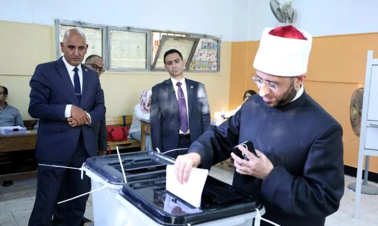 وزير الأوقاف يمارس حقه الانتخابي في انتخابات “الشيوخ” ويدعو إلى الانخراط في العملية الوطنية.