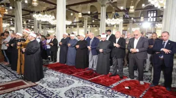 وزير الأوقاف يُصلي الجمعة في مسجد الإمام الحسين بحضور محافظ القاهرة