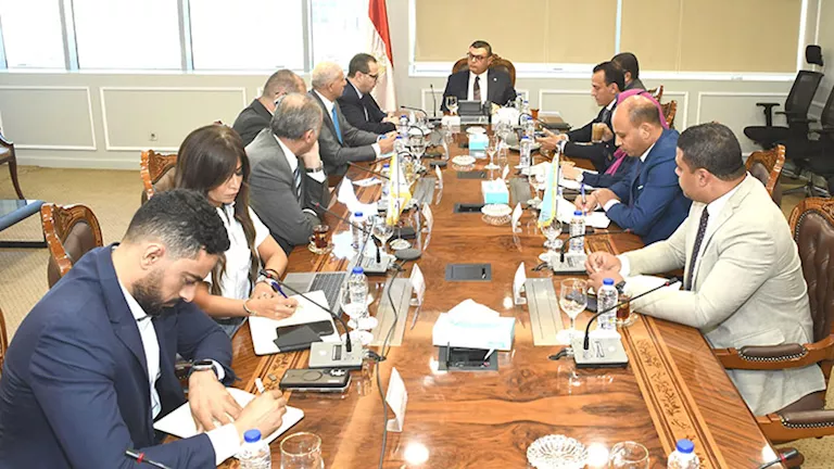 وزير الإسكان يتابع استراتيجيات عرض الأراضي وفرص الاستثمار في المدن الجديدة وزير الإسكان يتابع استراتيجيات عرض الأراضي وفرص الاستثمار في المدن الجديدة