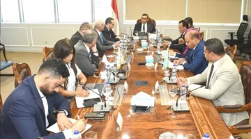 وزير الإسكان يتابع طرق عرض الأراضي وفرص الاستثمار في المدن الجديدة