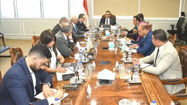 وزير الإسكان يتابع طرق عرض الأراضي وفرص الاستثمار في المدن الجديدة وزير الإسكان يتابع طرق عرض الأراضي وفرص الاستثمار في المدن الجديدة