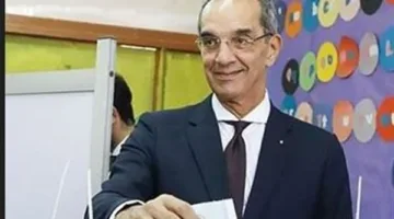 وزير الاتصالات يصوّت في انتخابات مجلس الشيوخ بلجنته في الشيخ زايد