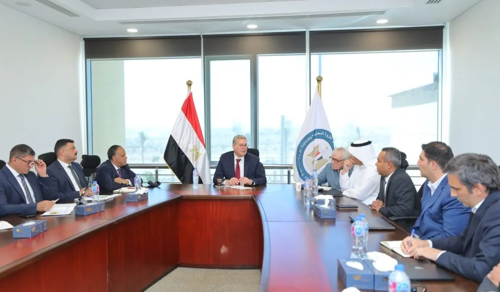 وزير البترول يناقش تنفيذ مشروع المسح الجوي لتحديث خريطة الموارد المعدنية.