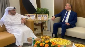 وزير البترول يناقش سبل تعزيز التعاون مع مدير الديوان الأميري في الفجيرة