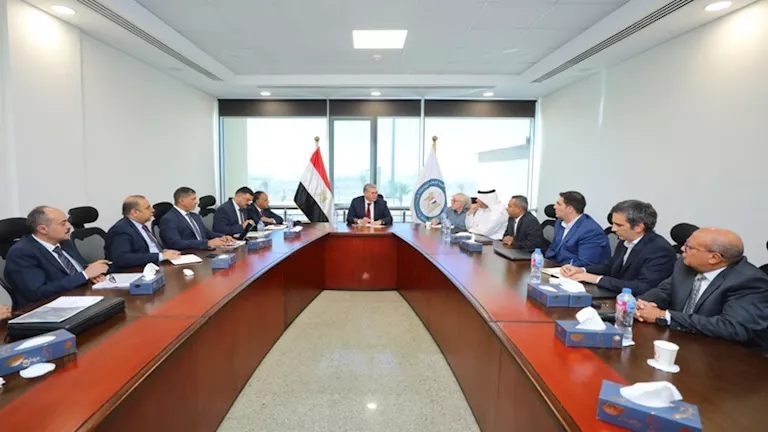 وزير البترول يناقش مشروع المسح الجوي مع شركات محلية ودولية وزير البترول يناقش مشروع المسح الجوي مع شركات محلية ودولية