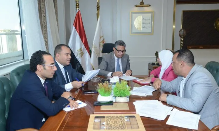 وزير التموين والتجارة الداخلية يجتمع بعدد من أعضاء مجلسي النواب والشيوخ وزير التموين والتجارة الداخلية يجتمع بعدد من أعضاء مجلسي النواب والشيوخ