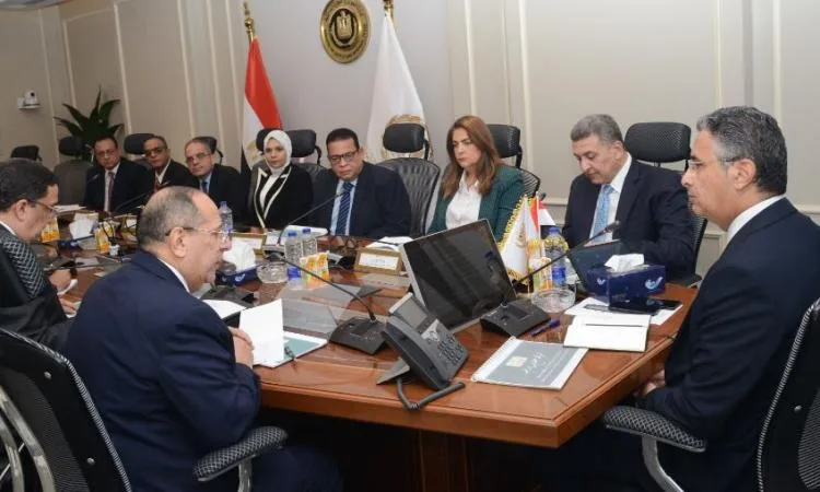 وزير التموين يستعرض استراتيجيات تحسين أداء شركات المضارب