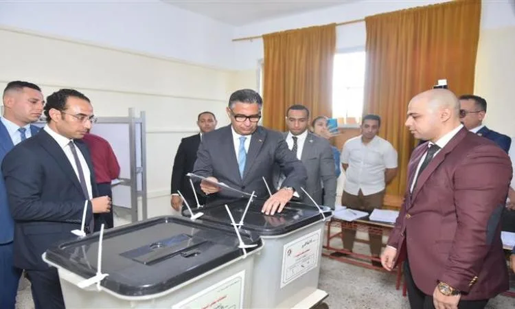 وزير التموين يشارك في انتخابات مجلس الشيوخ من مركز اقتراعه بالتجمع