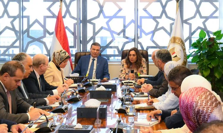 وزير التنمية المحلية ووزير الزراعة يناقشان زيادة استخدام المخلفات الزراعية وزير التنمية المحلية ووزير الزراعة يناقشان زيادة استخدام المخلفات الزراعية