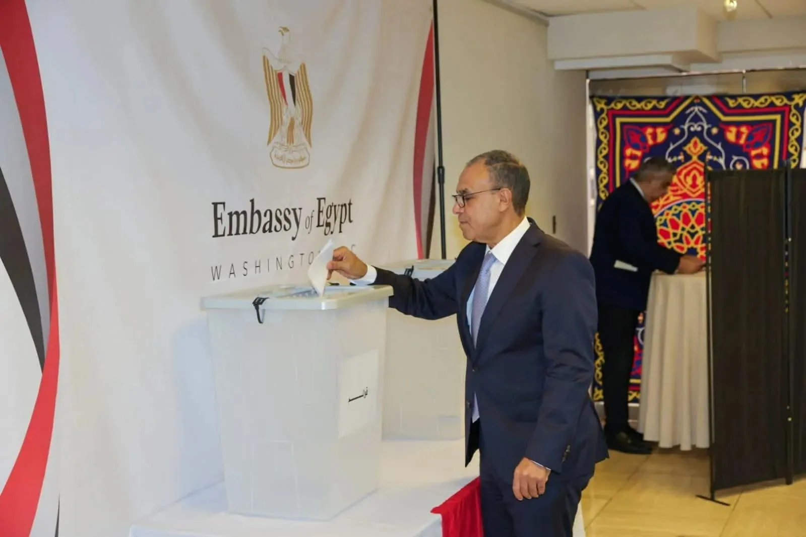 وزير الخارجية يصوت أولاً في انتخابات مجلس الشيوخ بواشنطن ويشدد على أهمية المشاركة كواجب وطني وزير الخارجية يصوت أولاً في انتخابات مجلس الشيوخ بواشنطن ويشدد على أهمية المشاركة كواجب وطني