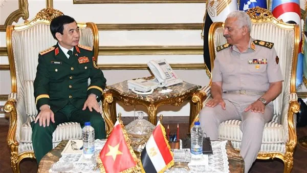 وزير الدفاع والإنتاج الحربي يلتقي وزير الدفاع الفيتنامي لمناقشة تعزيز التعاون العسكري بين البلدين