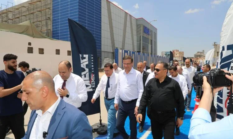 وزير الزراعة ومحافظ الشرقية يزوران أكبر منشأة لإنتاج اللقاحات الحيوانية