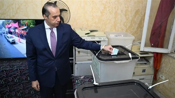 وزير الشؤون البرلمانية يدلي بصوته في انتخابات مجلس الشيوخ بلجنته في الهرم