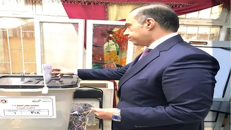 وزير الشؤون البرلمانية يشارك في التصويت لانتخابات مجلس الشيوخ