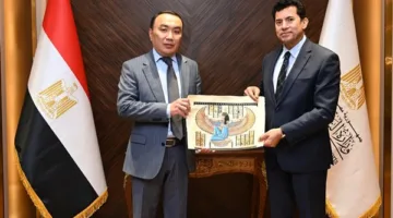 وزير الشباب والرياضة يجتمع بسفير كازاخستان لمناقشة التعاون الثنائي