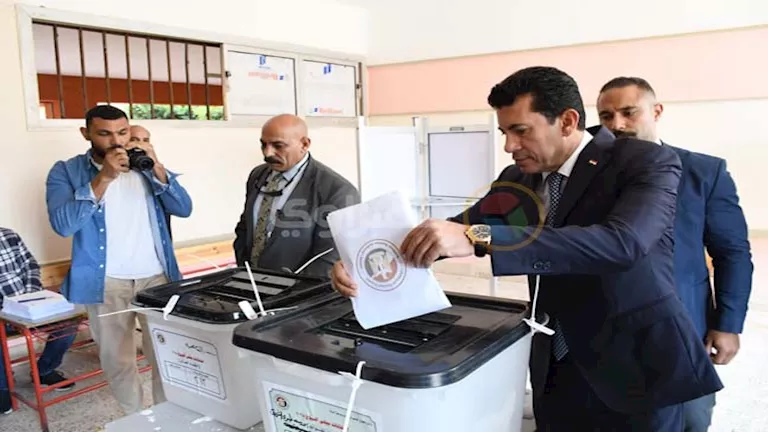 وزير الشباب والرياضة يشارك في التصويت لانتخابات الشيوخ في مدينة الشروق وزير الشباب والرياضة يشارك في التصويت لانتخابات الشيوخ في مدينة الشروق