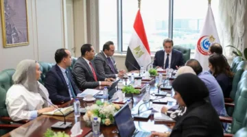 وزير الصحة يستعرض مع هيئتي التأمين الصحي والرعاية الصحية جودة الخدمات المقدمة
