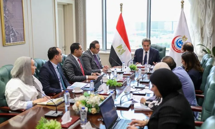 وزير الصحة يستعرض مع هيئتي التأمين الصحي والرعاية الصحية جودة الخدمات المقدمة