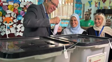 وزير الطيران المدني يشارك في انتخابات مجلس الشيوخ من مركز لجنته الانتخابية