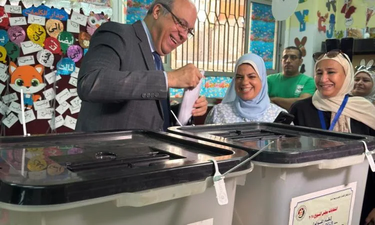 وزير الطيران المدني يشارك في انتخابات مجلس الشيوخ من مركز لجنته الانتخابية