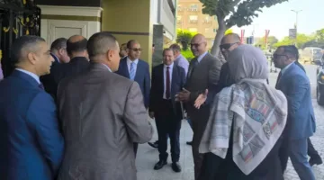 وزير العمل في القليوبية يسلم عقود توظيف للشباب ويستعرض قانون العمل الجديد