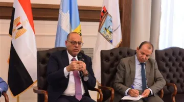 وزير العمل محافظ الإسكندرية ي inaugurate ندوة توعية بشأن قانون العمل الجديد.