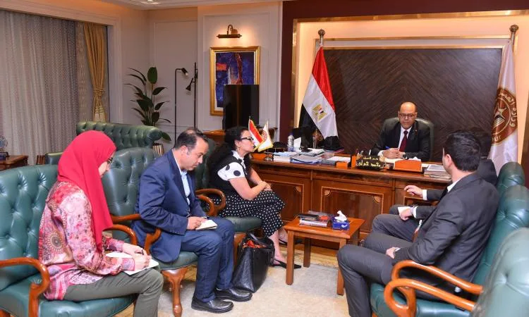 وزير العمل يستقبل فريقًا من شركة ماجنت بلتون للحلول الإدارية وزير العمل يستقبل فريقًا من شركة ماجنت بلتون للحلول الإدارية