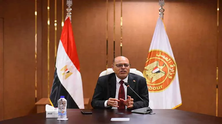 وزير العمل يناقش مع محافظ الإسكندرية قضايا التدريب المهني – صور وزير العمل يناقش مع محافظ الإسكندرية قضايا التدريب المهني – صور
