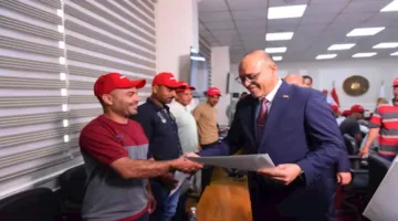 وزير العمل يوزع عقود عمل على 40 شابًا للعمل في البوسنة والهرسك