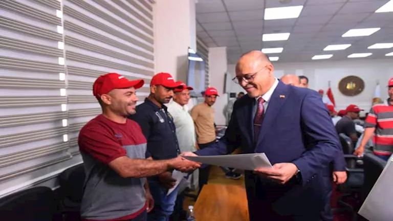 وزير العمل يوزع عقود عمل على 40 شابًا للعمل في البوسنة والهرسك وزير العمل يوزع عقود عمل على 40 شابًا للعمل في البوسنة والهرسك