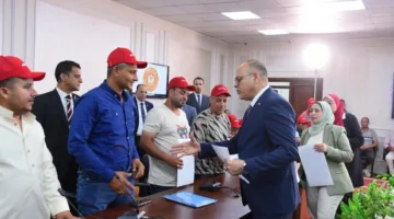 وزير العمل يوزع عقود عمل على الكوادر التي اجتازت الاختبارات لشغل وظائف في شركة مقاولات