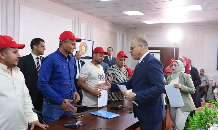وزير العمل يوزع عقود عمل على الكوادر التي اجتازت الاختبارات لشغل وظائف في شركة مقاولات وزير العمل يوزع عقود عمل على الكوادر التي اجتازت الاختبارات لشغل وظائف في شركة مقاولات