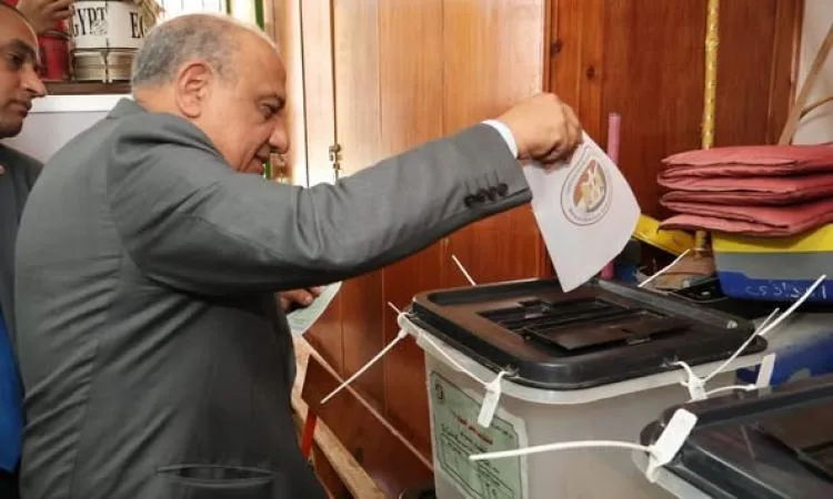 وزير الكهرباء والطاقة المتجددة يشارك في انتخابات مجلس الشيوخ