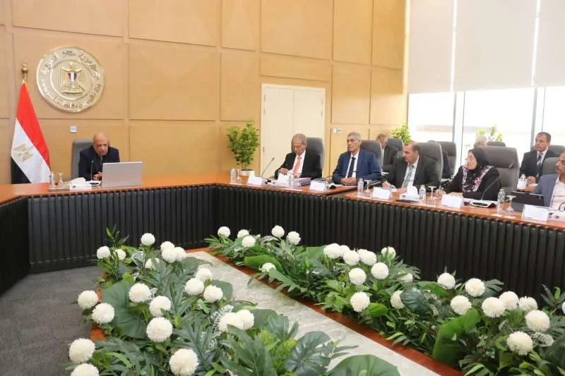 وزير الكهرباء يأمر برفع مستوى الجاهزية وزيادة فرق الطوارئ في جميع الشركات.