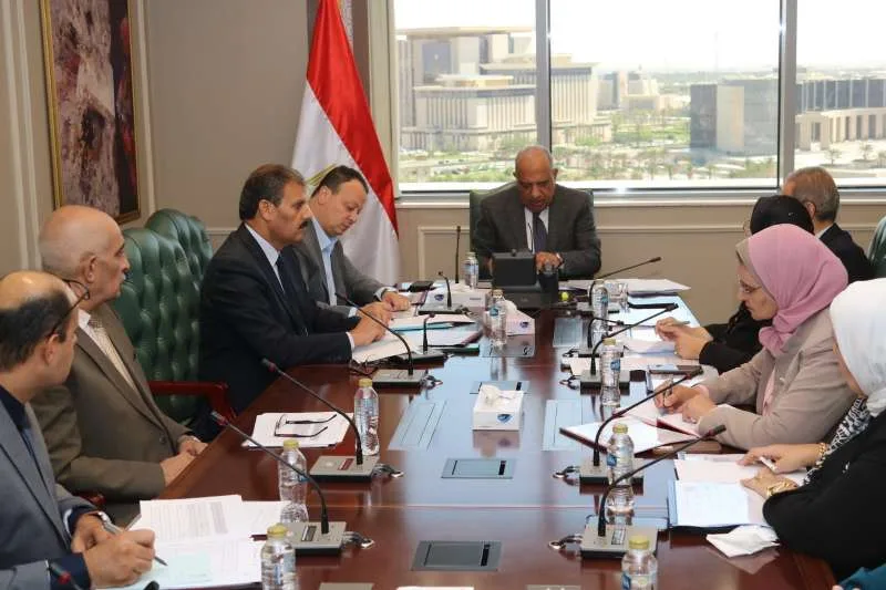 وزير الكهرباء يراقب خطوات فصل شركة الكهرباء المصرية عن القابضة وحل المشكلات المالية. وزير الكهرباء يراقب خطوات فصل شركة الكهرباء المصرية عن القابضة وحل المشكلات المالية.