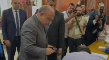 وزير الكهرباء يشارك في التصويت بلجنة مدرسة المنارة في مدينة نصر خلال انتخابات «الشيوخ»
