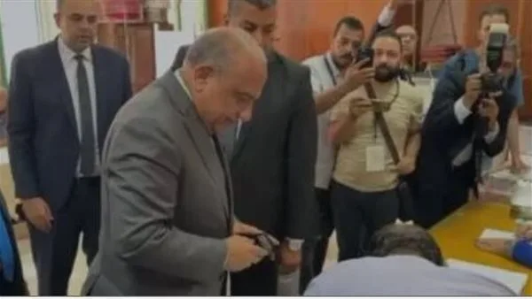 وزير الكهرباء يشارك في التصويت بلجنة مدرسة المنارة في مدينة نصر خلال انتخابات «الشيوخ»