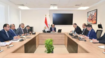 وزير الموارد المائية يتباحث مع السفير الهولندي لتعزيز الشراكة في إدارة المياه.