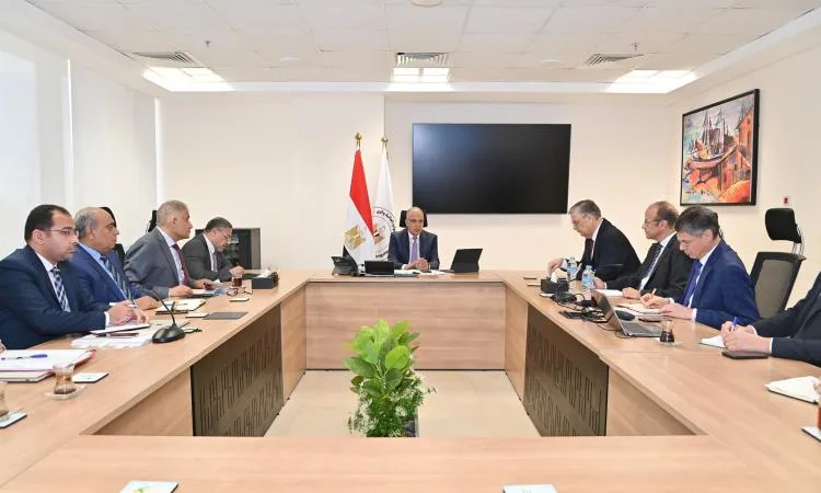 وزير الموارد المائية يتباحث مع السفير الهولندي لتعزيز الشراكة في إدارة المياه.
