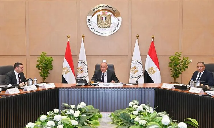 وزير الموارد المائية يشرف على اجتماع اللجنة العليا لترخيص الشواطئ.