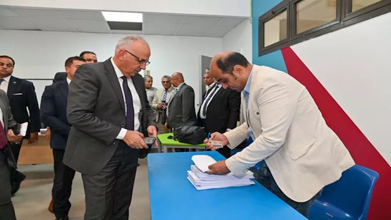 وزير الموارد المائية يُمارس حقه الانتخابي في انتخابات مجلس الشيوخ ويشدد على أهميته كواجب وطني. وزير الموارد المائية يُمارس حقه الانتخابي في انتخابات مجلس الشيوخ ويشدد على أهميته كواجب وطني.